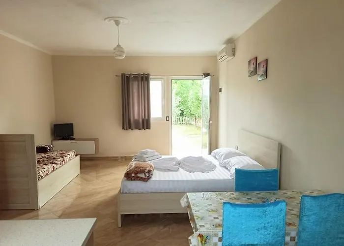 Gozhina Hotel Kryemëdhej